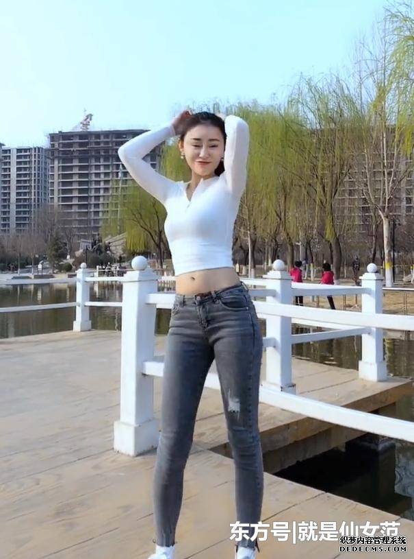 小姐姐，緊身牛仔褲搭配小白鞋