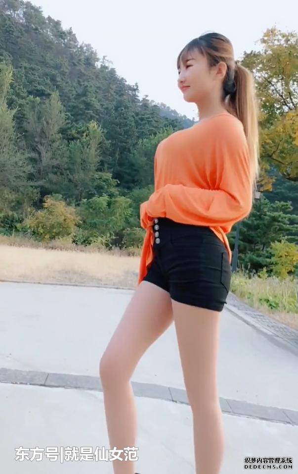 街拍時尚美女與T恤的搭配