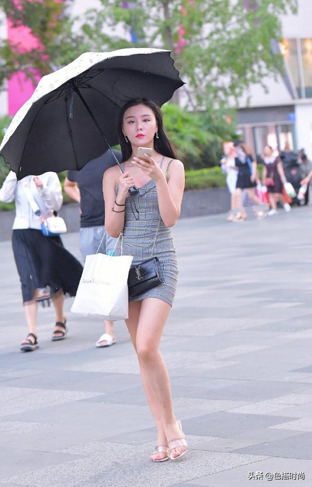 夏天出門撐把傘，遮陽又裝飾你的美