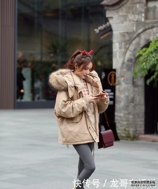 時尚笑容的緊身打底褲美女