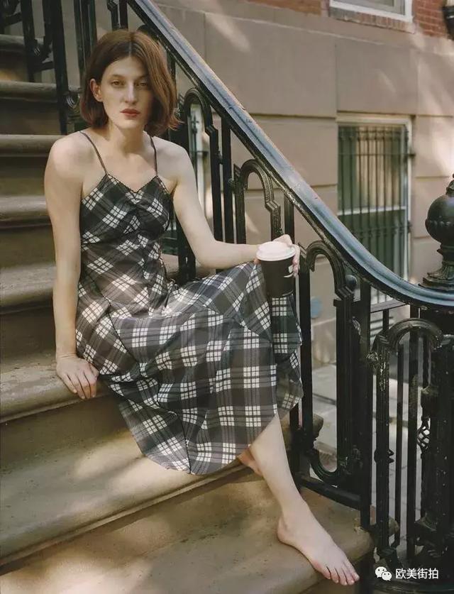 弔帶裙+平底鞋，驚艷了整個夏天！