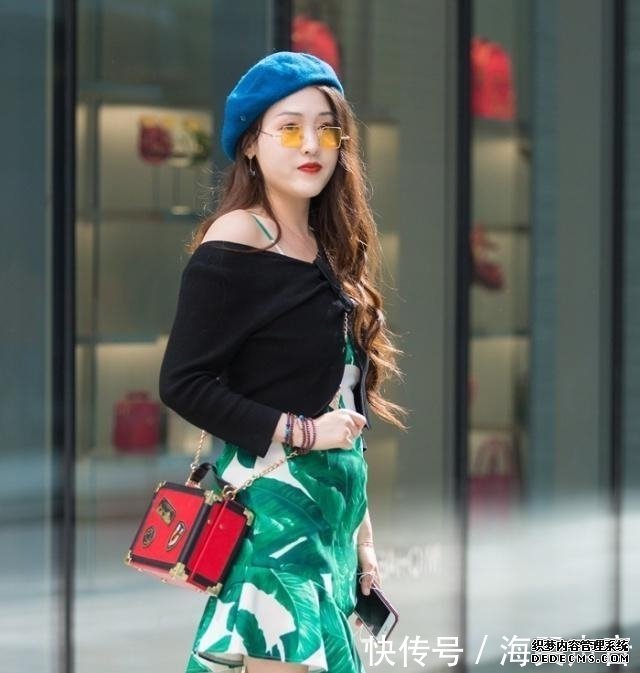 小姐姐綠白色的裙子搭配黑色短衫