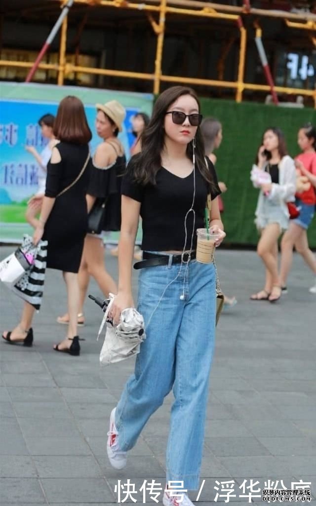 美女腳踩一雙一字帶高跟涼鞋