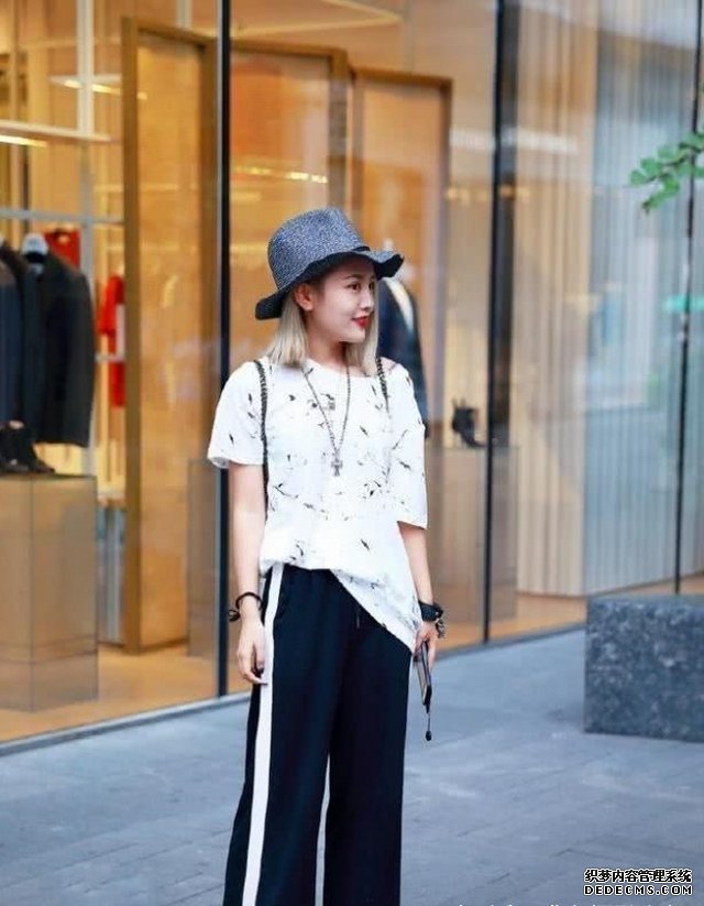 美女搭配一件水洗白的牛仔短褲