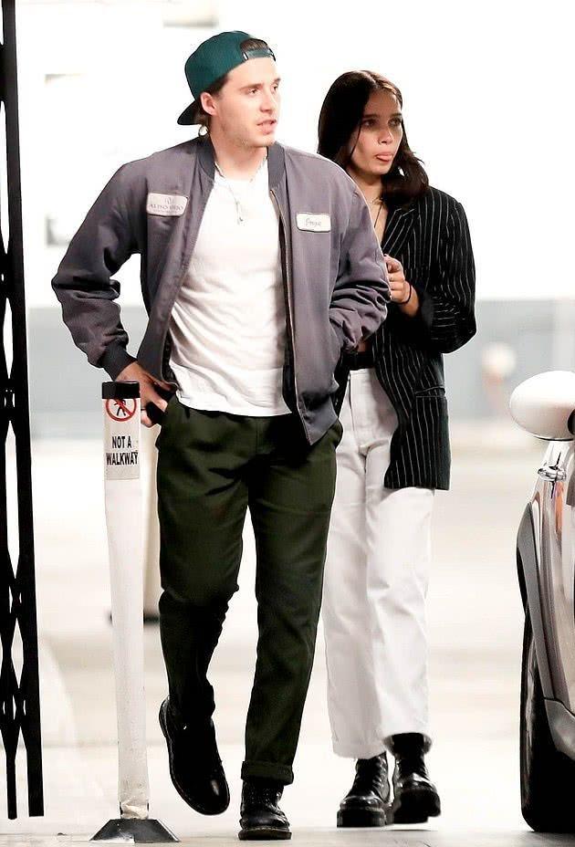 貝嫂兒子和女友亮相！女友高冷