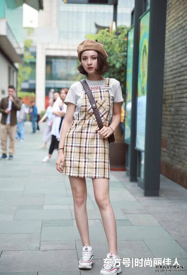 街拍美女：經典大方的小姐姐