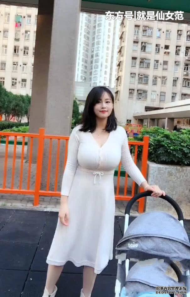 街拍搭配時尚的年輕網紅辣媽