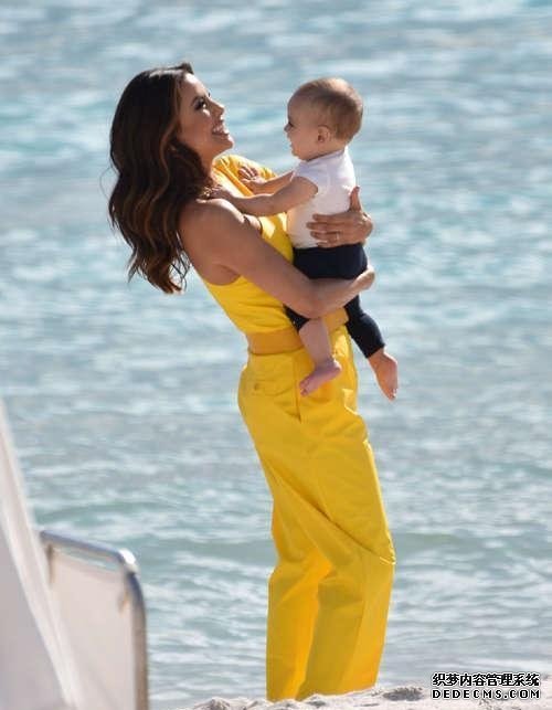 44歲伊娃不愧為時尚辣媽