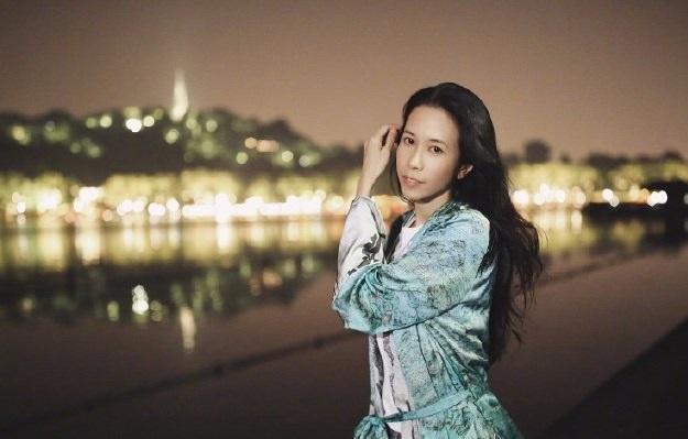 莫文蔚夜遊西湖，仙鶴長褂尾擺超搶鏡