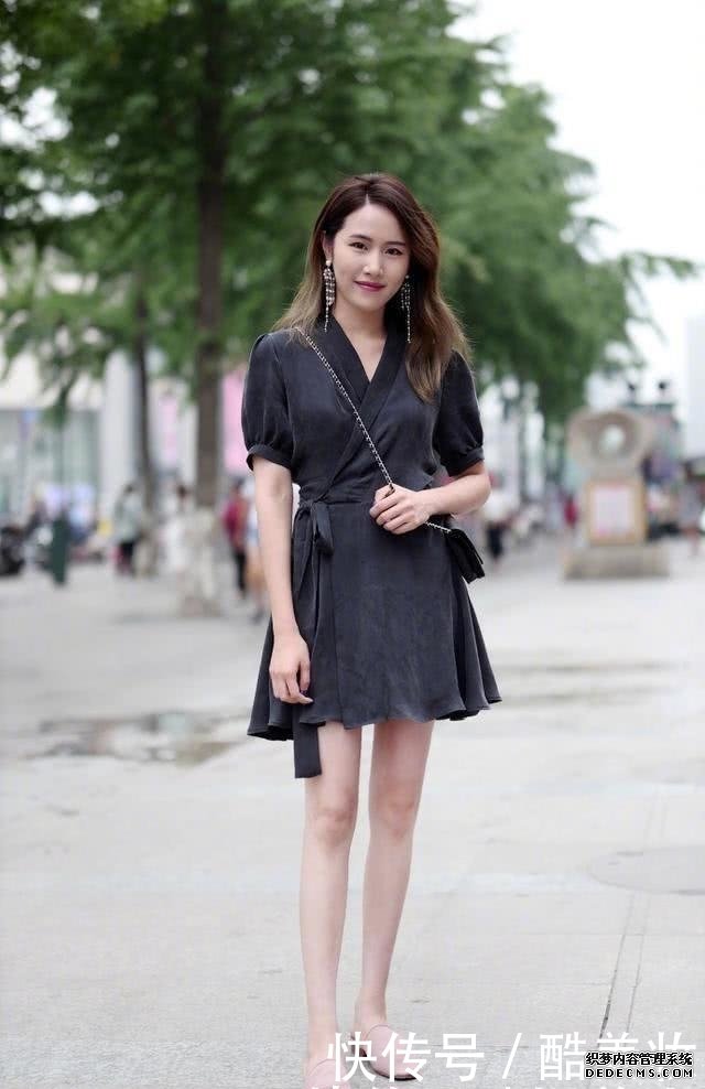 配上絲襪之後，更加性感動人