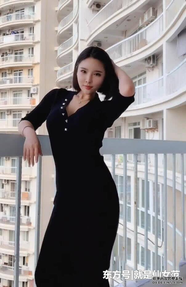 黑色包臀裙搭配的白皙美女