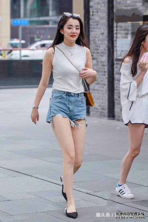 舒適的白色背心搭配牛仔熱褲