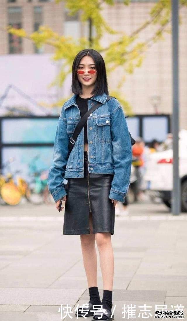 小姐姐黑色小短裙搭配一雙涼鞋