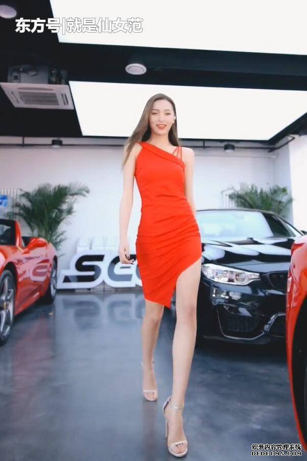 街拍，時尚的包臀裙車模搶鏡