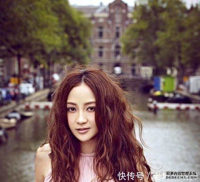 姚笛獨自現身機場，穿着時尚