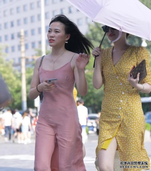 街拍：辣媽亮相街頭氣質不凡