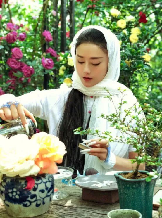 60歲楊麗萍又刷時尚新潮