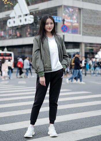 束腳運動褲的時髦穿搭