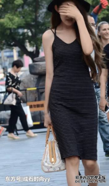 街拍：貼身的黑色條紋連衣裙