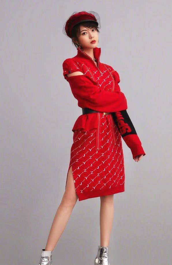 王妍之為時尚拼了，系一條超大的黑皮帶