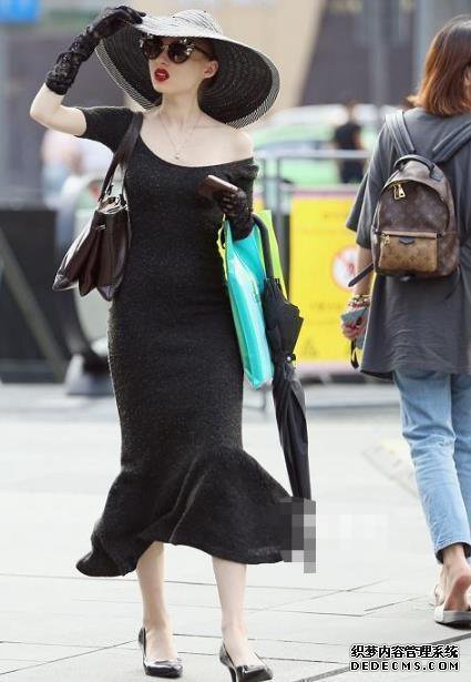 酷酷的女生，選擇的減齡風格打扮