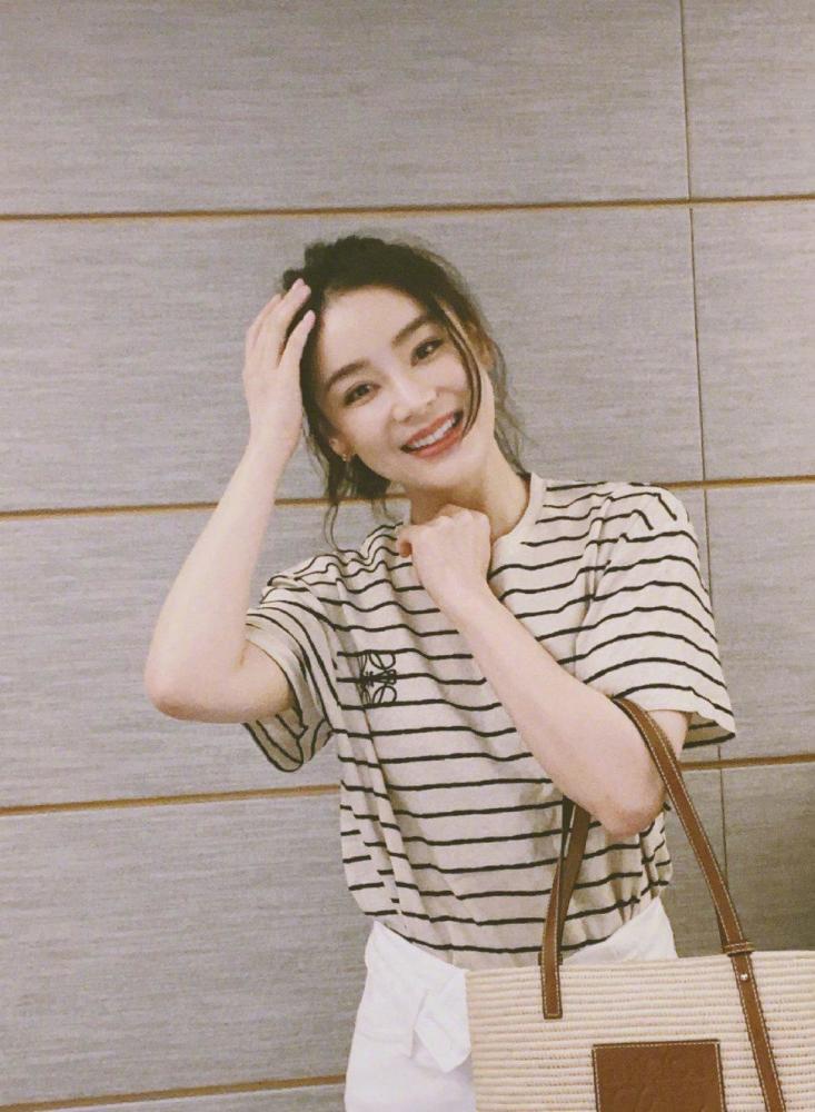 袁姍姍簡單的搭配時尚又洋氣