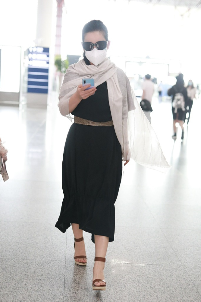 秦海璐真自信，披着一塊布就出來了