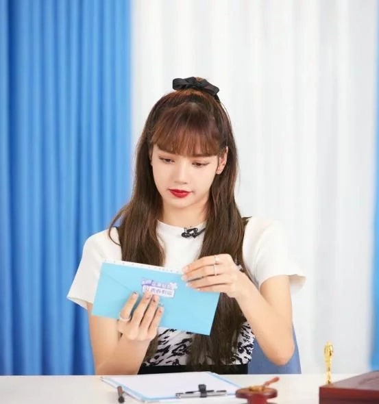 Lisa精緻疊穿新時尚，盡顯可愛俏皮