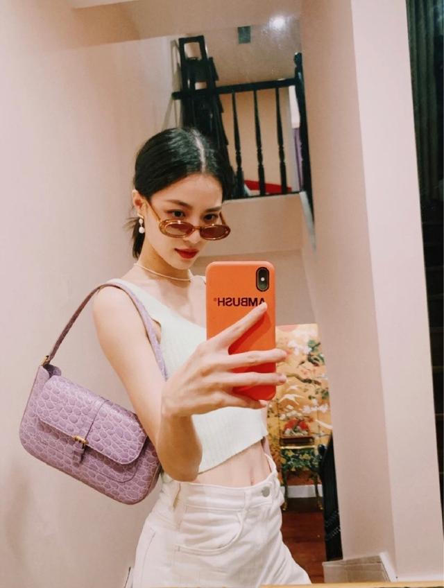 鍾楚曦曬港風穿搭，不愧是“潮流教主”