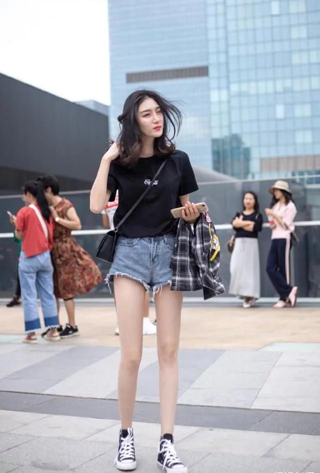 美女時尚又休閑的穿搭