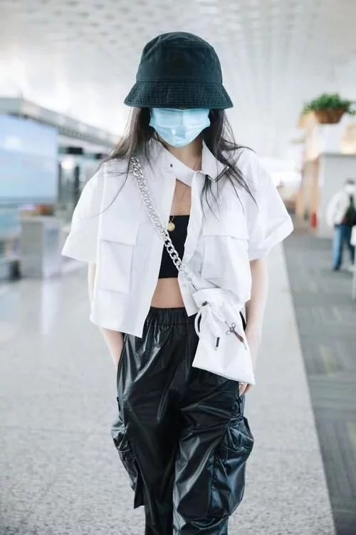 穿黑色抹胸搭工裝褲大秀好身材