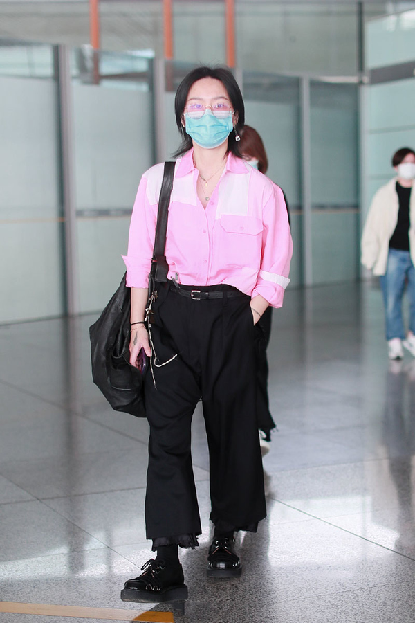 周筆暢粉嫩穿搭實力搶鏡