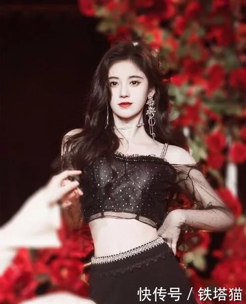 今年流行“女團風”的穿搭