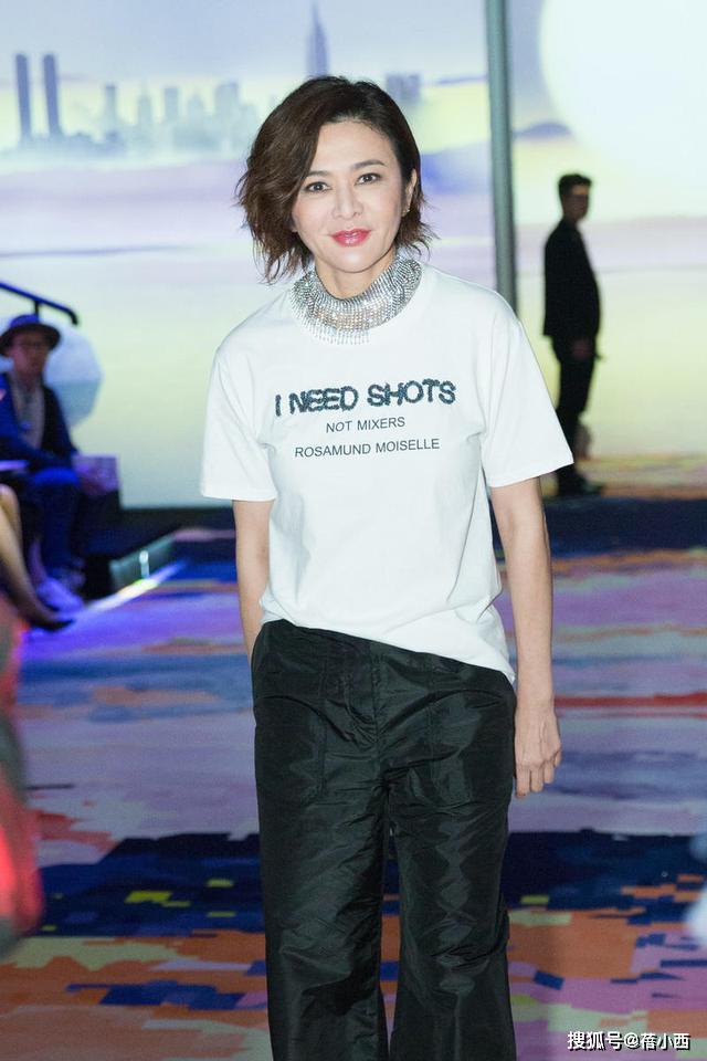 舒適穿搭+短髮，減齡又時髦