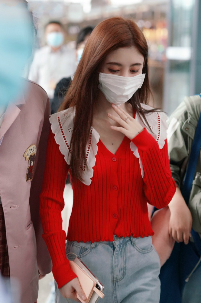 鞠婧禕走機場，針織配牛仔素了點