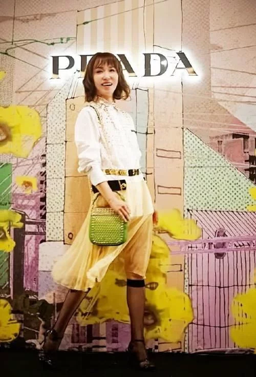 范文芳把這白襯衫穿火了