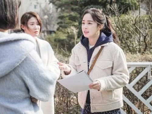 女神金泰熙，新劇穿搭溫柔大方