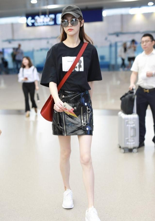 真懂“皮時尚”，漆皮裙穿出高級感