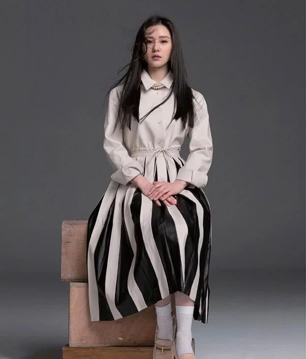 搭格紋短裙，很酷又很有少女氣息！