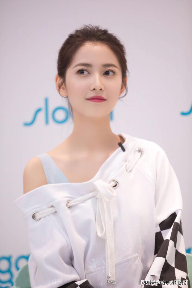 夏天高級的時尚也是露肩！