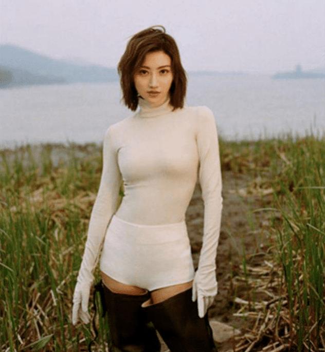 打底衫外穿好性感，超短褲暴露缺陷