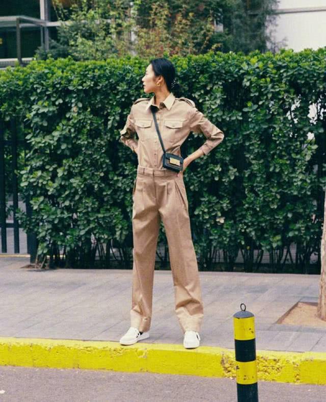 劉雯早春穿搭，一身卡其色