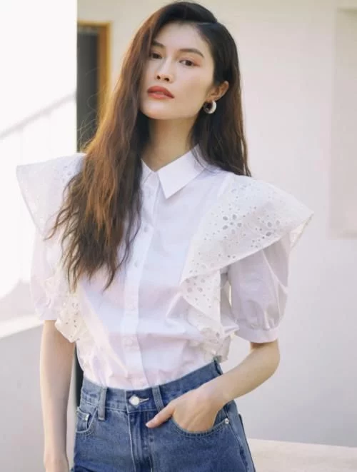 穿白襯衫搭牛仔褲個性迷人