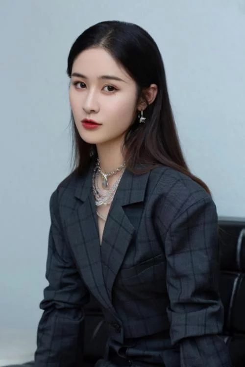 梁田解鎖性感職場穿搭