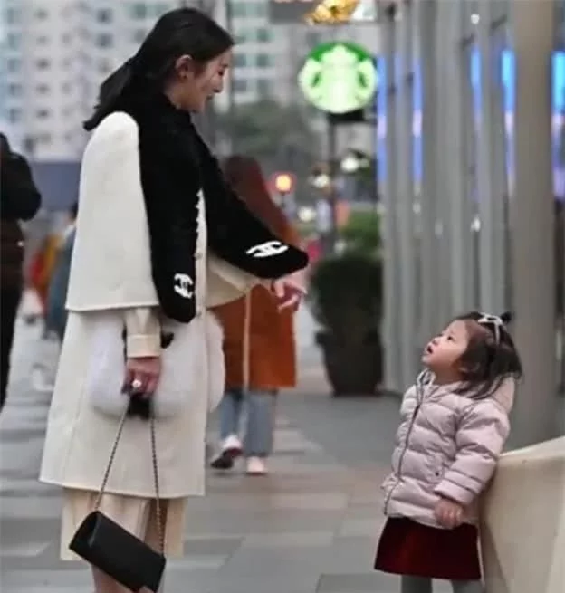 帶女兒逛街，穿搭時尚氣質出眾