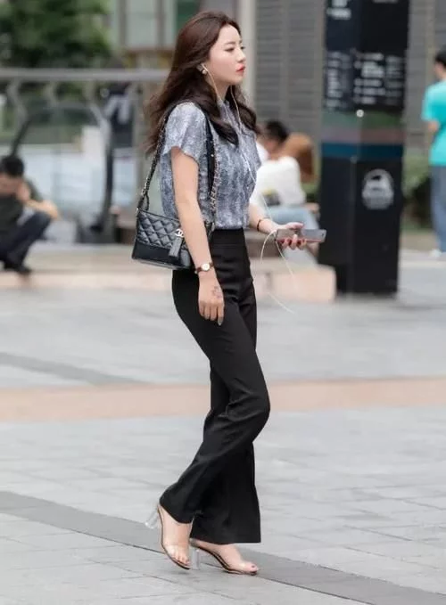 女性穿搭高跟鞋，時尚中帶着氣質