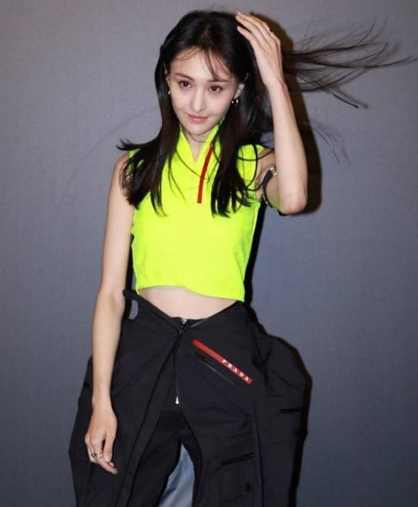 鄭爽瘋狂撈金？投入時尚圈的她