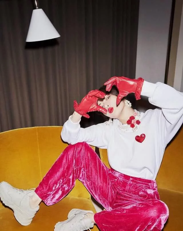 泫雅風”穿搭古靈精怪,駕馭不住