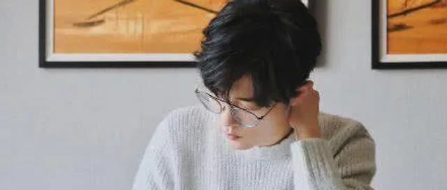 戴金絲邊眼鏡是斯文敗類