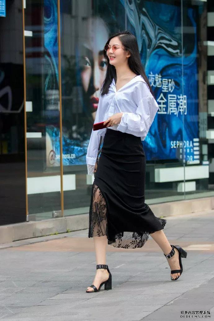 絲襪搭配高跟鞋，簡約時尚又帶着性感